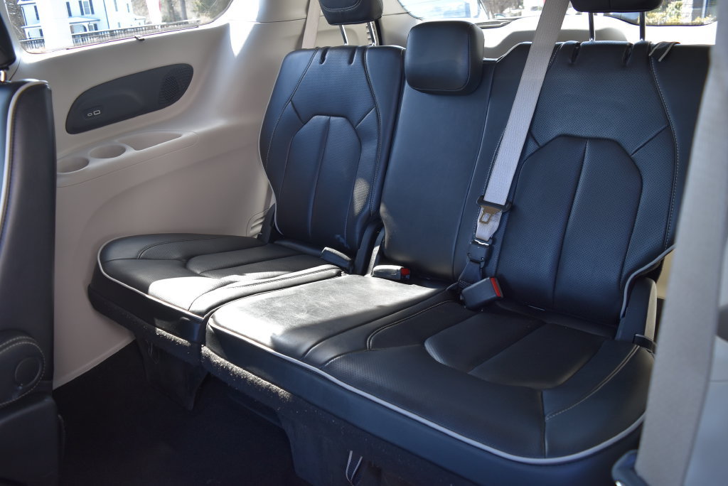 Used 2023 Chrysler Pacifica Limited FWD image 11