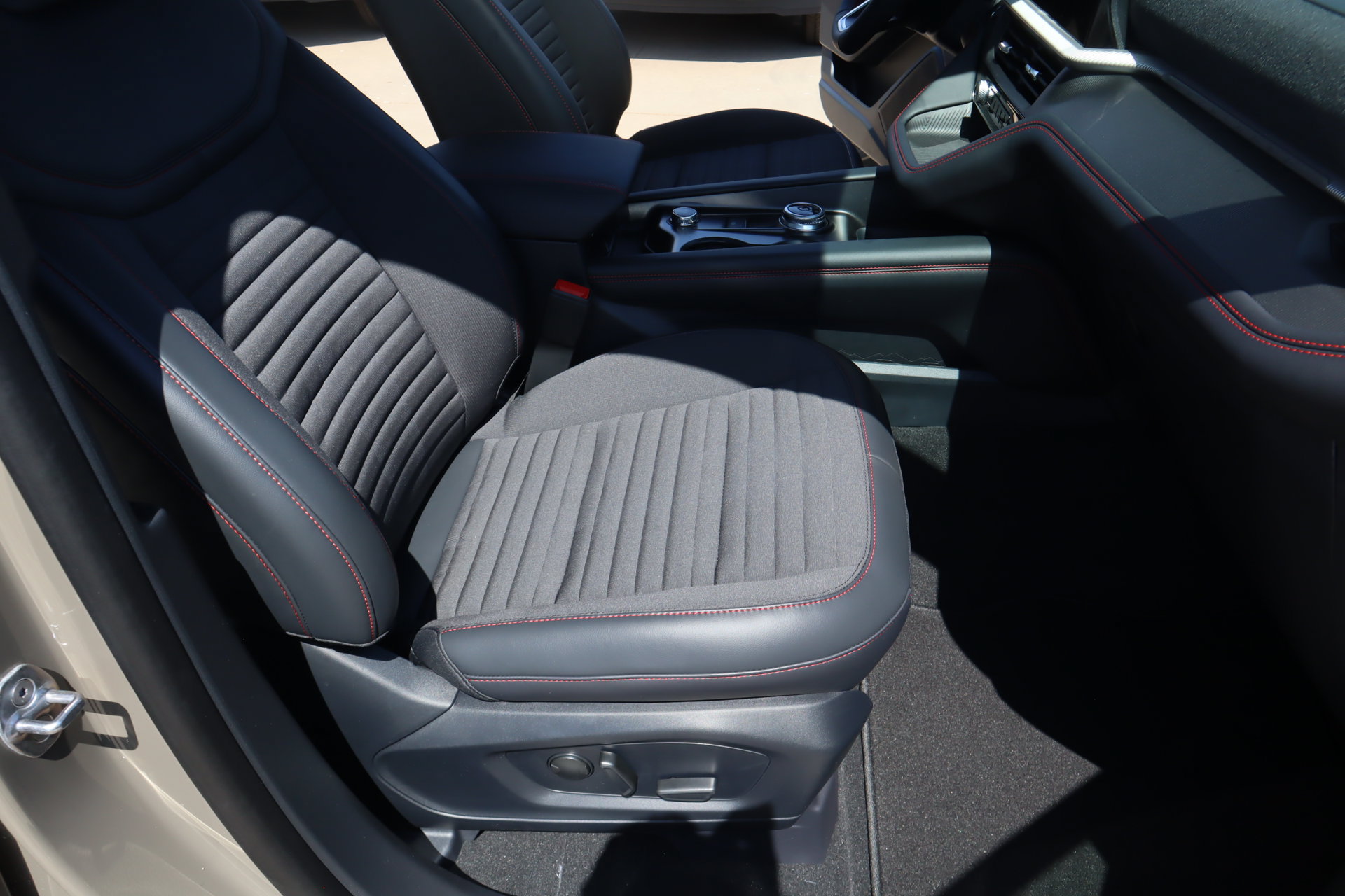 New 2026 Ford Explorer ST-Line w/ ST-Line Street Pack AWD/4WD image 15