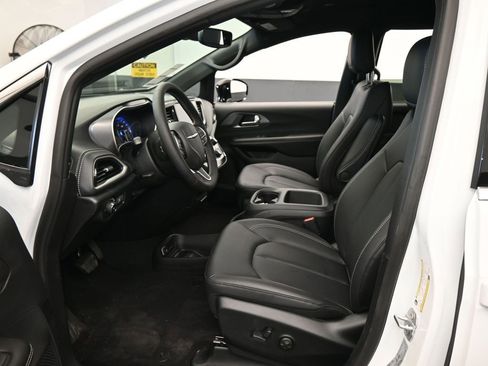 New 2026 Chrysler Pacifica Select image 11