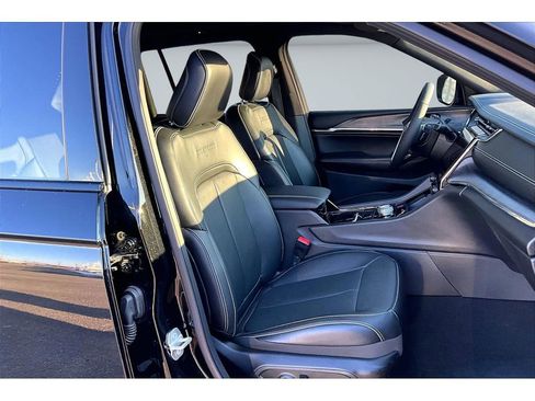 Certified 2025 Jeep Grand Cherokee Overland image 8