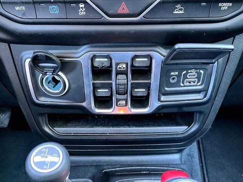 Used 2023 Jeep Wrangler Unlimited Sahara w/ Cold Weather Group AWD/4WD image 17