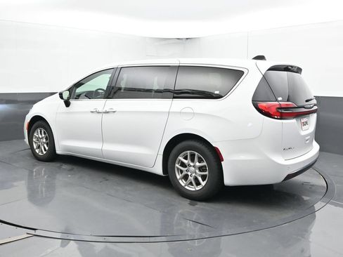 Used 2025 Chrysler Pacifica Select FWD image 10