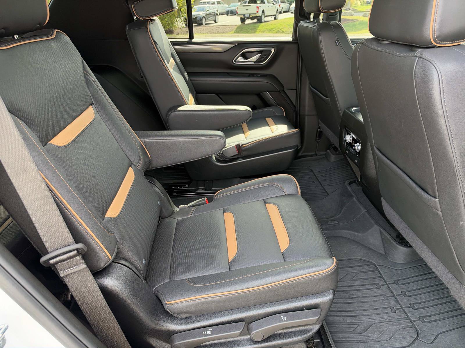 Used 2024 GMC Yukon AT4 w/ Technology Package AWD/4WD image 32