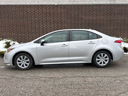 Used 2021 Toyota Corolla LE image 2