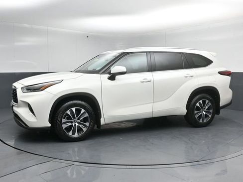 Used 2021 Toyota Highlander XLE AWD/4WD image 4