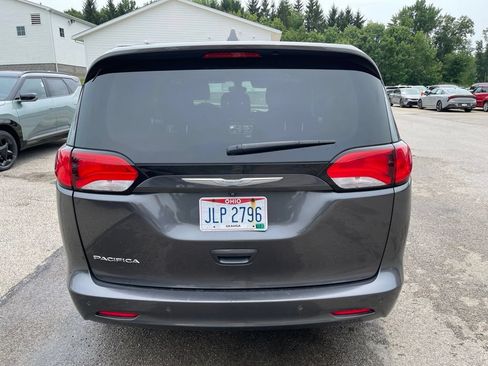 Used 2017 Chrysler Pacifica Touring w/ Tire & Wheel Group FWD image 2