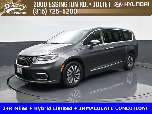 Used 2022 Chrysler Pacifica Limited image 1