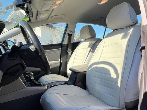 Used 2017 Hyundai Elantra Limited image 10