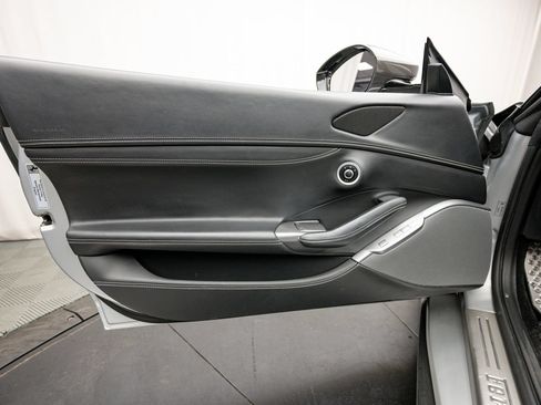 Used 2019 Ferrari Portofino RWD image 45