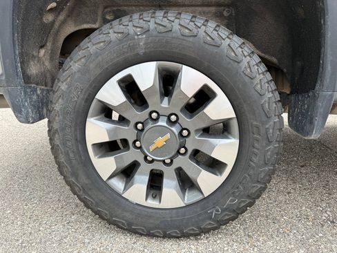 Used 2024 Chevrolet Silverado 2500 LT AWD/4WD image 9