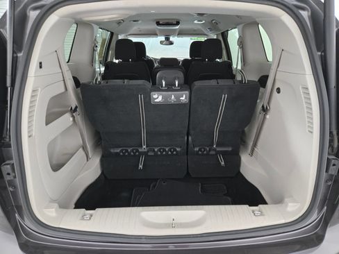 Used 2019 Chrysler Pacifica Touring Plus w/ Tire & Wheel Group FWD image 16