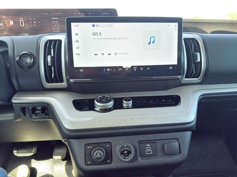 Used 2025 Ford Expedition XL AWD/4WD image 14