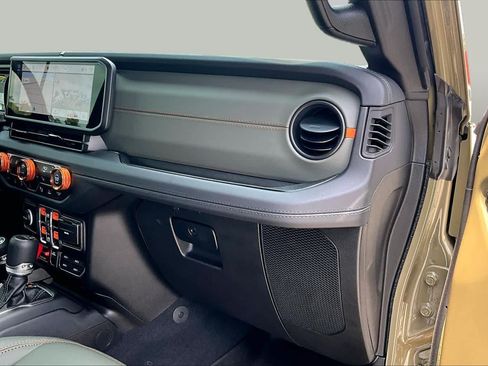 Used 2025 Jeep Gladiator Mojave AWD/4WD image 19