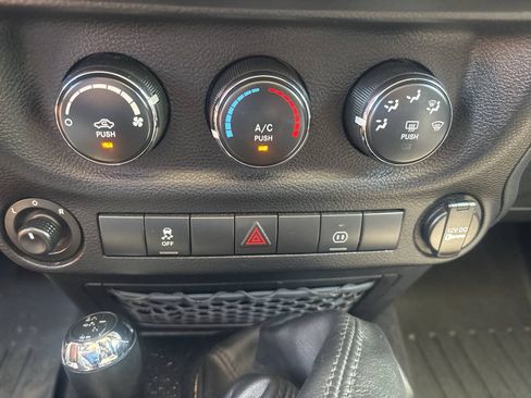 Used 2012 Jeep Wrangler Sahara w/ Connectivity Group AWD/4WD image 33