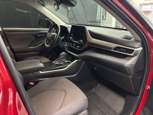 Used 2023 Toyota Highlander LE FWD image 12