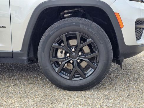 Used 2024 Jeep Grand Cherokee Altitude RWD image 13