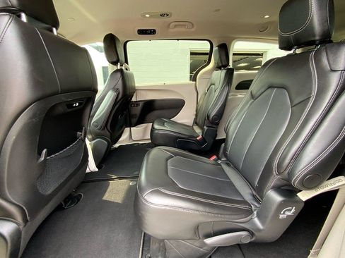 Used 2024 Chrysler Pacifica Touring-L FWD image 11