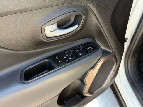 Used 2023 Jeep Renegade Latitude AWD/4WD image 12
