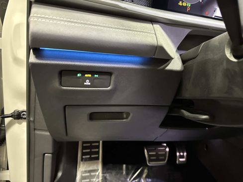 Certified 2025 Volkswagen Tiguan SE R-Line image 33