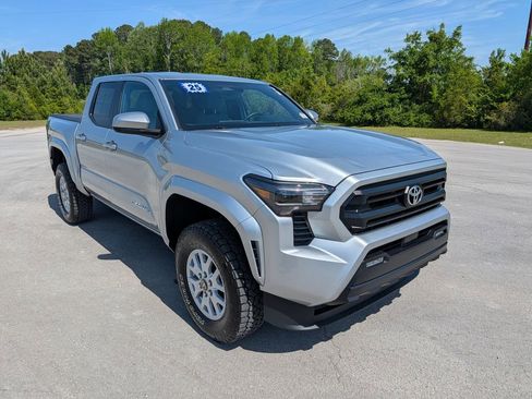 Used 2025 Toyota Tacoma SR5 AWD/4WD image 2