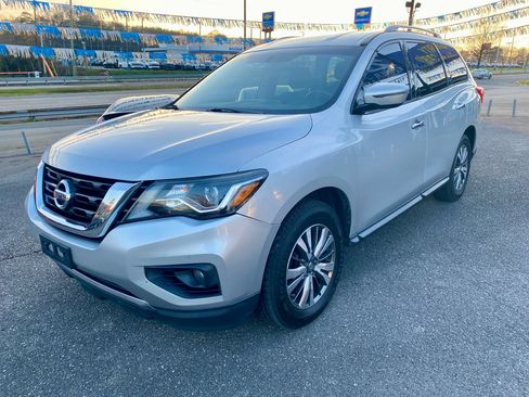 Used 2018 Nissan Pathfinder SV image 3