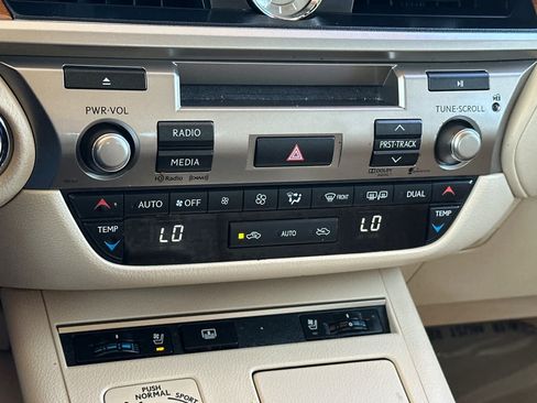 Used 2014 Lexus ES 300h w/ Luxury Package w/Bamboo Trim FWD image 22