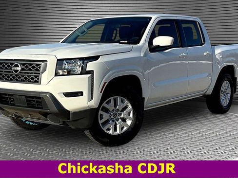 Used 2022 Nissan Frontier SV image 1