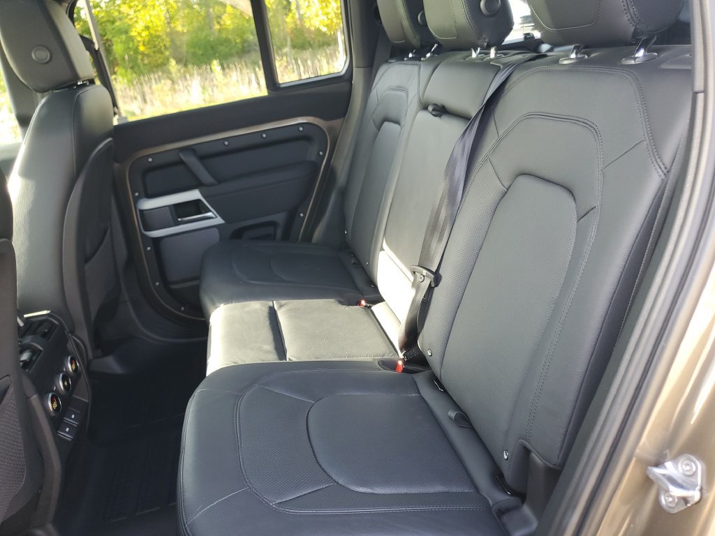 Used 2023 Land Rover Defender 110 SE AWD/4WD image 32