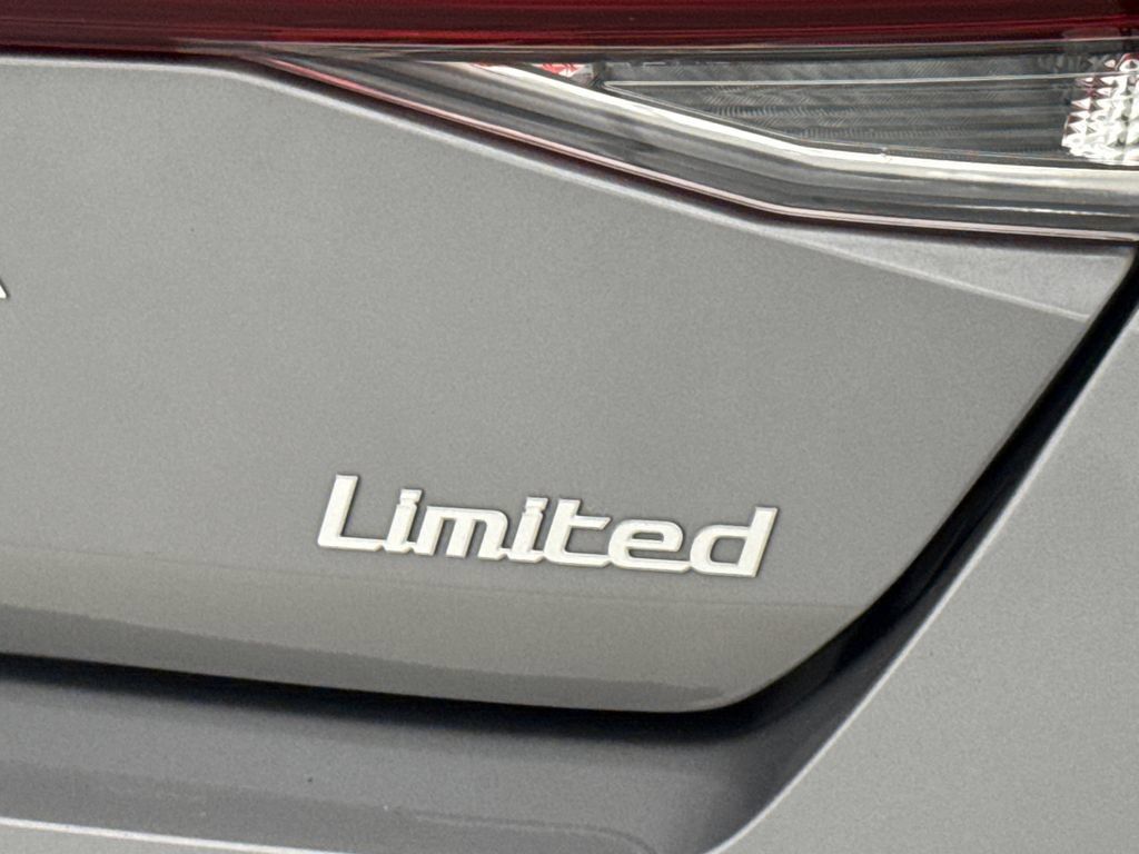 Used 2026 Hyundai Elantra Limited FWD image 10