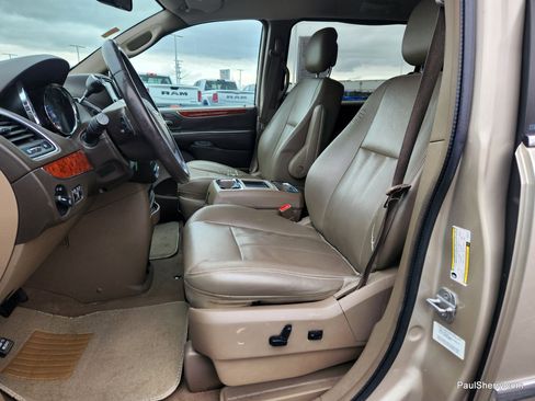 Used 2014 Chrysler Town & Country Touring image 27