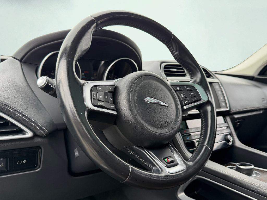 Used 2017 Jaguar F-PACE S AWD/4WD image 36