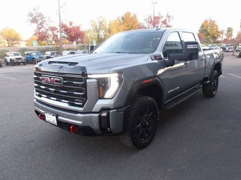 Used 2024 GMC Sierra 2500 AT4 image 4