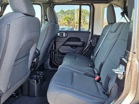New 2025 Jeep Wrangler Unlimited Sahara w/ Technology Group AWD/4WD image 11
