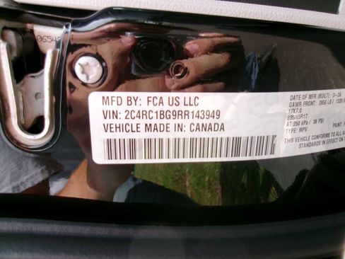 Certified 2024 Chrysler Pacifica Touring-L FWD image 18
