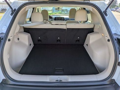 Used 2019 Jeep Cherokee Latitude w/ Popular Appearance Group FWD image 13