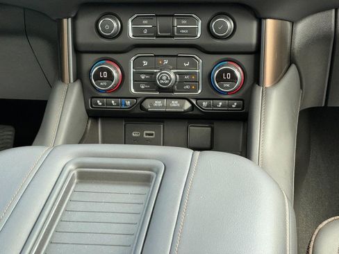 Certified 2021 Chevrolet Suburban High Country AWD/4WD image 15