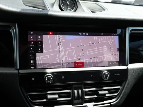 Used 2023 Porsche Macan AWD/4WD image 32