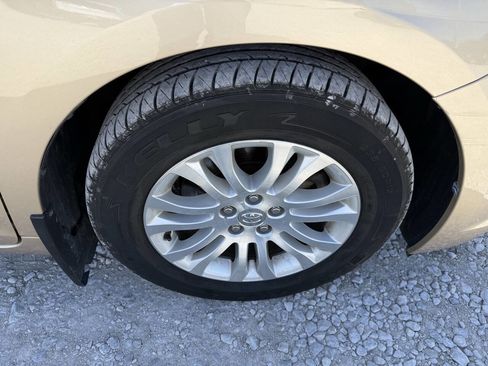 Used 2013 Toyota Sienna XLE FWD image 12