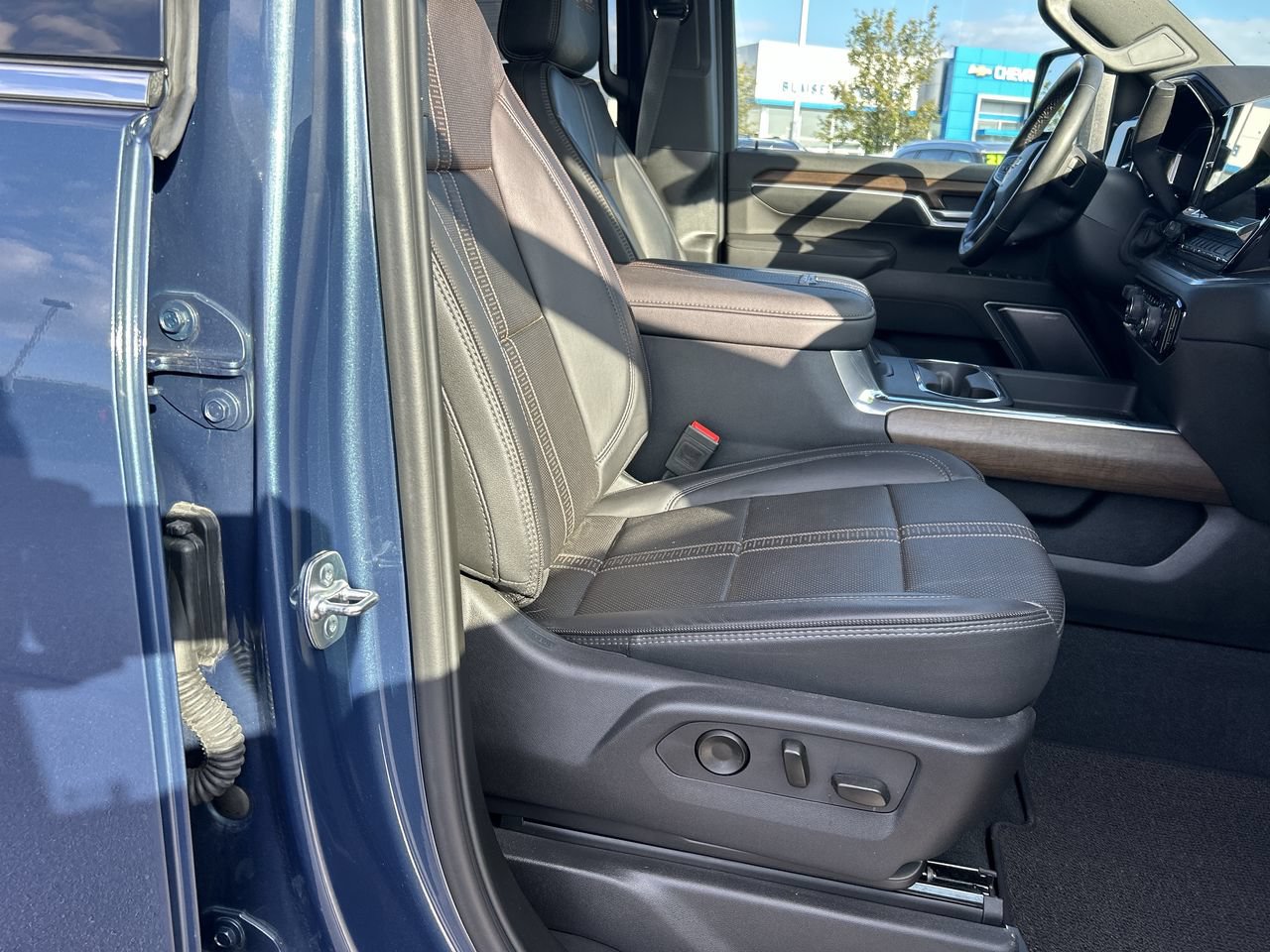 Used 2025 Chevrolet Silverado 2500 High Country w/ High Country Premium Package AWD/4WD image 18