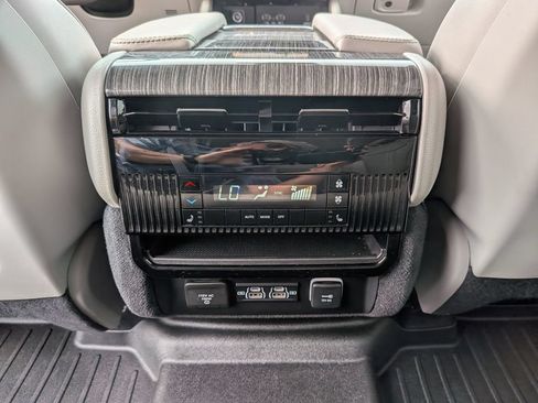 Used 2022 Jeep Wagoneer Series III AWD/4WD image 37