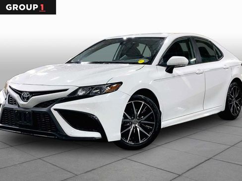 Used 2024 Toyota Camry SE FWD image 1