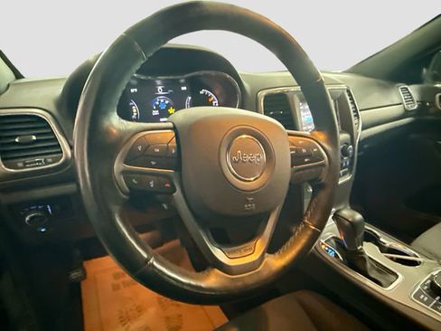 Used 2019 Jeep Grand Cherokee Laredo AWD/4WD image 12