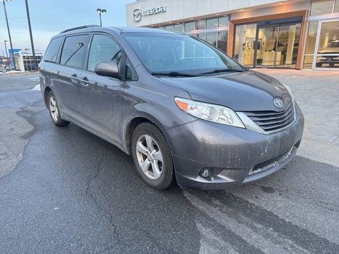 Used 2017 Toyota Sienna LE image 1