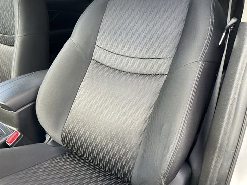 Used 2018 Nissan Rogue SV image 17