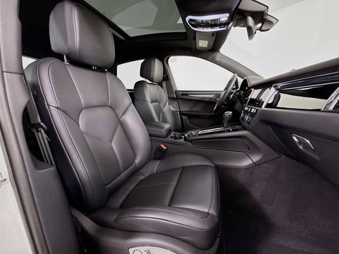 Certified 2025 Porsche Macan T image 30