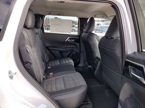 New 2026 Mitsubishi Outlander SE image 9
