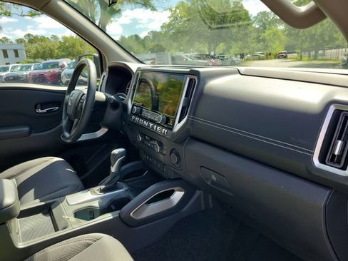 Used 2025 Nissan Frontier SV w/ SV Convenience Package RWD image 30