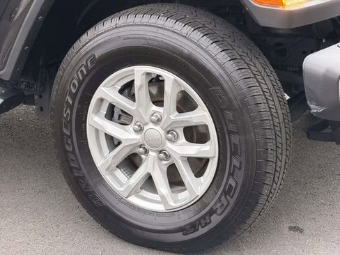 Used 2023 Jeep Gladiator Sport image 7