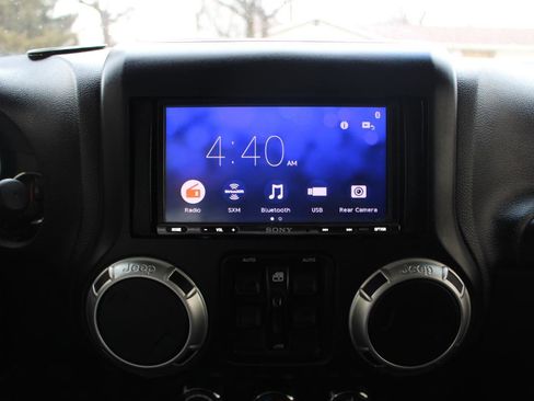 Used 2016 Jeep Wrangler Unlimited Rubicon w/ Connectivity Group image 21