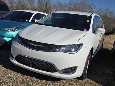 Used 2020 Chrysler Pacifica Touring w/ Advanced Safetytec Group image 3